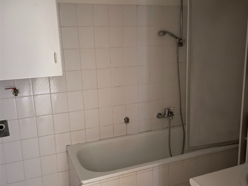 badkamer voorzien van ligbad, enkel lavabomeubel, aansluiting wasmachine  en gerieflijke opbergkast